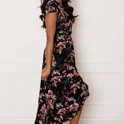 Midi Jurk Bloemenprint Jenny Zwart Roze -Mooie Stijl Verkoop Midi Jurk Bloemenprint Jenny Zwart Roze 4 586x900 2