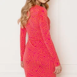 Midi Jurk Gedrapeerd Met Patroon Isalie Roze Oranje -Mooie Stijl Verkoop Midi Jurk Gedrapeerd Met Patroon Isalie Roze Oranje 1 586x900 1