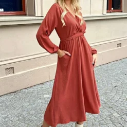 Midi Jurk Met Zakken Leah Terracotta -Mooie Stijl Verkoop Midi Jurk Met Zakken Leah Terracotta 2 586x900 1