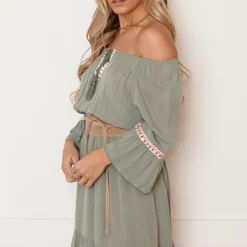 Offshoulder Jurk Laila Army -Mooie Stijl Verkoop Offshoulder Jurk Laila Army 6 586x900 2