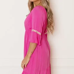 Offshoulder Jurk Laila Fuchsia -Mooie Stijl Verkoop Offshoulder Jurk Laila Fuchsia 5 586x900 1