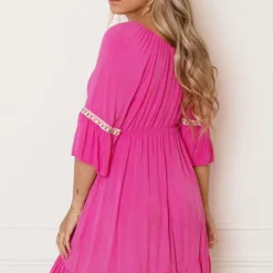 Offshoulder Jurk Laila Fuchsia -Mooie Stijl Verkoop Offshoulder Jurk Laila Fuchsia 6 586x900 1