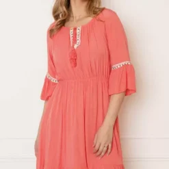 Offshoulder Jurk Laila Koraal -Mooie Stijl Verkoop Offshoulder Jurk Laila Koraal 1 586x900 1