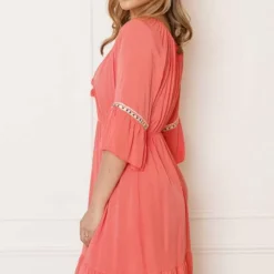 Offshoulder Jurk Laila Koraal -Mooie Stijl Verkoop Offshoulder Jurk Laila Koraal 2 586x900 1