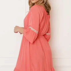 Offshoulder Jurk Laila Koraal -Mooie Stijl Verkoop Offshoulder Jurk Laila Koraal 3 586x900 1