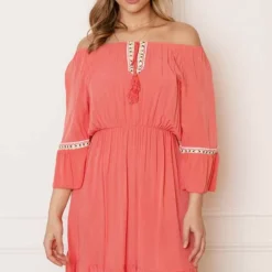 Offshoulder Jurk Laila Koraal -Mooie Stijl Verkoop Offshoulder Jurk Laila Koraal 4 586x900 1