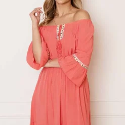 Offshoulder Jurk Laila Koraal -Mooie Stijl Verkoop Offshoulder Jurk Laila Koraal 5 586x900 1