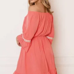 Offshoulder Jurk Laila Koraal -Mooie Stijl Verkoop Offshoulder Jurk Laila Koraal 6 586x900 1