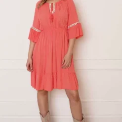 Offshoulder Jurk Laila Koraal -Mooie Stijl Verkoop Offshoulder Jurk Laila Koraal 7 586x900 1