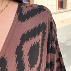 Oversized Jurk Met Print Dyane Choco 12 Oversized Jurk Met Print Dyane Choco -Mooie Stijl Verkoop Oversized Jurk Met Pint Dyane Choco 5 586x900 1