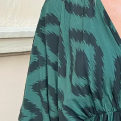 Oversized Jurk Met Print Dyane Smaragd -Mooie Stijl Verkoop Oversized Jurk Met Print Dyane Smaragd 7 586x900 1