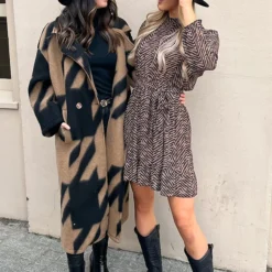 Limited Print Jurk Yade Camel -Mooie Stijl Verkoop Oversized Long Coat Raven Camel 2 1 586x900 1