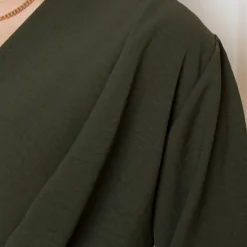 Plooien V-hals Jurk Tess Army 15 Plooien V-hals Jurk Tess Army -Mooie Stijl Verkoop Plooien V hals Jurk Tess Army 1 586x900 1