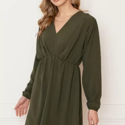 Plooien V-hals Jurk Tess Army 11 Plooien V-hals Jurk Tess Army -Mooie Stijl Verkoop Plooien V hals Jurk Tess Army 2 586x900 1