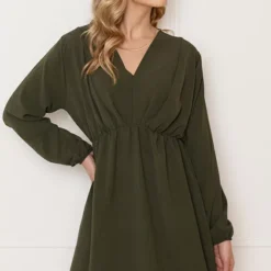 Plooien V-hals Jurk Tess Army 16 Plooien V-hals Jurk Tess Army -Mooie Stijl Verkoop Plooien V hals Jurk Tess Army 3 586x900 1