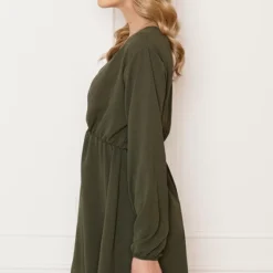 Plooien V-hals Jurk Tess Army 13 Plooien V-hals Jurk Tess Army -Mooie Stijl Verkoop Plooien V hals Jurk Tess Army 4 586x900 1