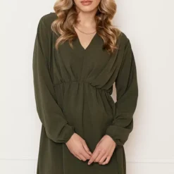 Plooien V-hals Jurk Tess Army 10 Plooien V-hals Jurk Tess Army -Mooie Stijl Verkoop Plooien V hals Jurk Tess Army 8 586x900 1