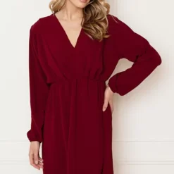 Plooien V-hals Jurk Tess Bordeaux 6 Plooien V-hals Jurk Tess Bordeaux -Mooie Stijl Verkoop Plooien V hals Jurk Tess Bordeaux 1 586x900 1