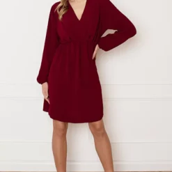 Plooien V-hals Jurk Tess Bordeaux 8 Plooien V-hals Jurk Tess Bordeaux -Mooie Stijl Verkoop Plooien V hals Jurk Tess Bordeaux 2 586x900 1