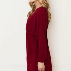 Plooien V-hals Jurk Tess Bordeaux 7 Plooien V-hals Jurk Tess Bordeaux -Mooie Stijl Verkoop Plooien V hals Jurk Tess Bordeaux 4 586x900 1