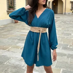 Plooien V-hals Jurk Tess Petrol -Mooie Stijl Verkoop Plooien V hals Jurk Tess Petrol 3 586x900 2