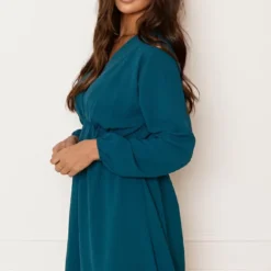 Plooien V-hals Jurk Tess Petrol -Mooie Stijl Verkoop Plooien V hals Jurk Tess Petrol 5 586x900 1