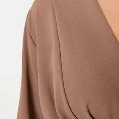 Plooien V-hals Jurk Tess Taupe 15 Plooien V-hals Jurk Tess Taupe -Mooie Stijl Verkoop Plooien V hals Jurk Tess Taupe 1 586x900 1