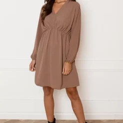 Plooien V-hals Jurk Tess Taupe 14 Plooien V-hals Jurk Tess Taupe -Mooie Stijl Verkoop Plooien V hals Jurk Tess Taupe 2 586x900 1