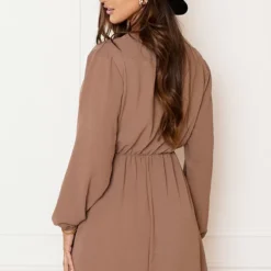 Plooien V-hals Jurk Tess Taupe 13 Plooien V-hals Jurk Tess Taupe -Mooie Stijl Verkoop Plooien V hals Jurk Tess Taupe 5 586x900 1