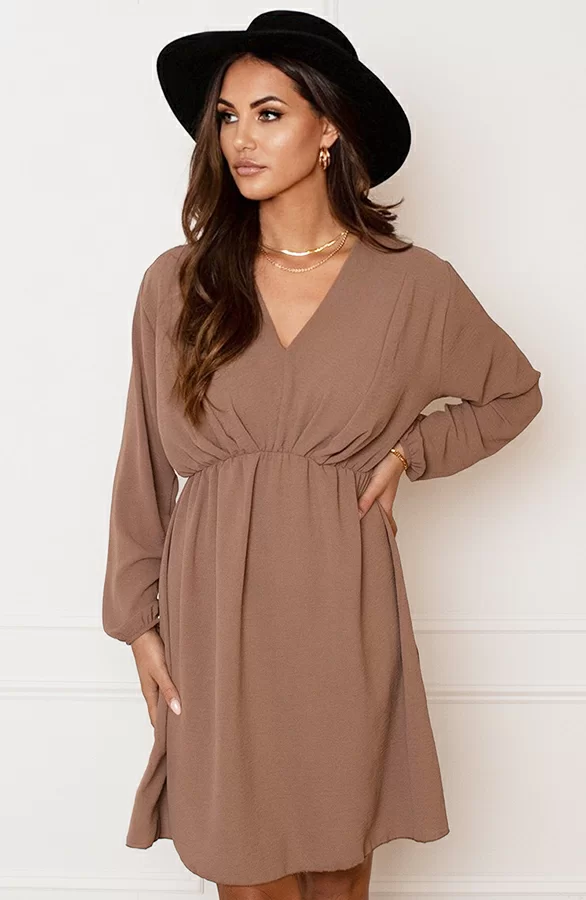 Plooien V-hals Jurk Tess Taupe 2 Plooien V-hals Jurk Tess Taupe - Afbeelding 2