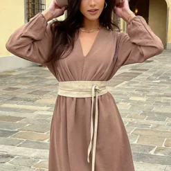 Plooien V-hals Jurk Tess Taupe 16 Plooien V-hals Jurk Tess Taupe -Mooie Stijl Verkoop Plooien V hals Jurk Tess Taupe nieuw 3 586x900 1