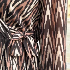 Print Strik Jurk Vivian Choco 10 Print Strik Jurk Vivian Choco -Mooie Stijl Verkoop Print Strik jurk Vivian Choco close 586x900 1