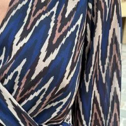 Print Strik Jurk Vivian Kobalt -Mooie Stijl Verkoop Print Strik jurk Vivian Kobalt 586x900 1