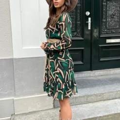 Print V-hals Jurk Lauren Smaragd Goud 11 Print V-hals Jurk Lauren Smaragd Goud -Mooie Stijl Verkoop Print V hals Jurk Lauren Smaragd Goud 1 586x900 1