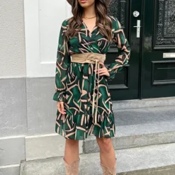 Print V-hals Jurk Lauren Smaragd Goud 10 Print V-hals Jurk Lauren Smaragd Goud -Mooie Stijl Verkoop Print V hals Jurk Lauren Smaragd Goud 4 586x900 1