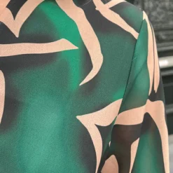 Print V-hals Jurk Lauren Smaragd Goud 12 Print V-hals Jurk Lauren Smaragd Goud -Mooie Stijl Verkoop Print V hals Jurk Lauren Smaragd Goud 586x900 1