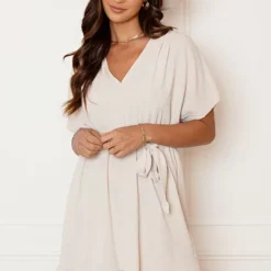 Ruches Jurk Mandy Beige -Mooie Stijl Verkoop Ruches Jurk Mandy Beige 2 586x900 1