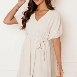 Ruches Jurk Mandy Beige -Mooie Stijl Verkoop Ruches Jurk Mandy Beige 3 586x900 1