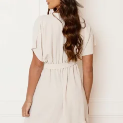 Ruches Jurk Mandy Beige -Mooie Stijl Verkoop Ruches Jurk Mandy Beige 6 586x900 1