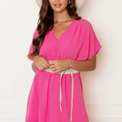 Ruches Jurk Mandy Fuchsia -Mooie Stijl Verkoop Ruches Jurk Mandy Fuchsia 2 586x900 1