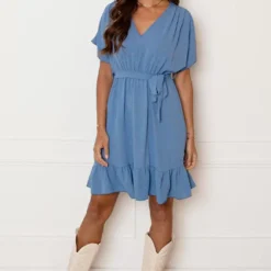 Ruches Jurk Mandy Jeansblauw -Mooie Stijl Verkoop Ruches Jurk Mandy Jeansblauw 1 586x900 1