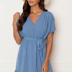 Ruches Jurk Mandy Jeansblauw -Mooie Stijl Verkoop Ruches Jurk Mandy Jeansblauw 3 586x900 1