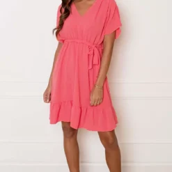 Ruches Jurk Mandy Koraal 10 Ruches Jurk Mandy Koraal -Mooie Stijl Verkoop Ruches Jurk Mandy Koraal 4 586x900 1