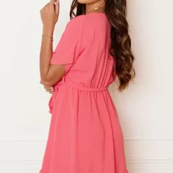 Ruches Jurk Mandy Koraal 8 Ruches Jurk Mandy Koraal -Mooie Stijl Verkoop Ruches Jurk Mandy Koraal 5 586x900 1