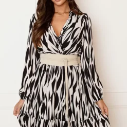 Ruffle Print Jurk Saar Zwart Beige -Mooie Stijl Verkoop Ruffle Print Jurk Saar Zwart Beige 2 586x900 1