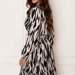 Ruffle Print Jurk Saar Zwart Beige -Mooie Stijl Verkoop Ruffle Print Jurk Saar Zwart Beige 3 586x900 1