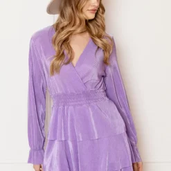 Silky Ribstof Jurk Evy Lila -Mooie Stijl Verkoop Silky Ribstof Jurk Evy Lila 4 586x900 1