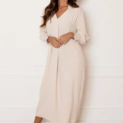 Smocked Maxi Jurk Babette Beige 18 Smocked Maxi Jurk Babette Beige -Mooie Stijl Verkoop Smocked Maxi Jurk Babette Beige 4 586x900 2