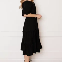 Smocked Offshoulder Jurk Sophia Zwart -Mooie Stijl Verkoop Smocked Offshoulder Jurk Sophia Zwart 2 586x900 1