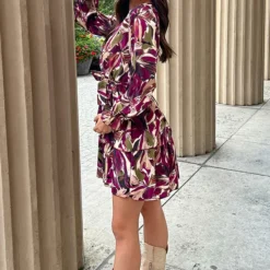 Strik Jurk Met Print Holly Magenta 8 Strik Jurk Met Print Holly Magenta -Mooie Stijl Verkoop Strik Jurk Met Print Holly Magenta 3 586x900 1